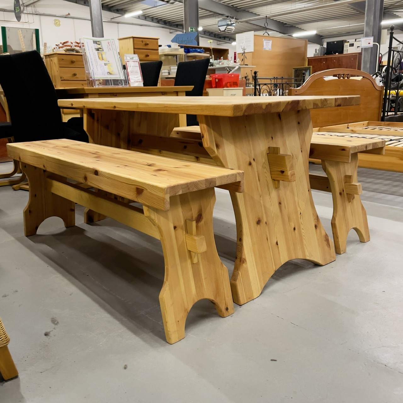 Tisch + 2 Holzbänke – eigene Herstellung auf Anfrage Tisch + 2 Holzbänke – eigene Herstellung auf Anfrage