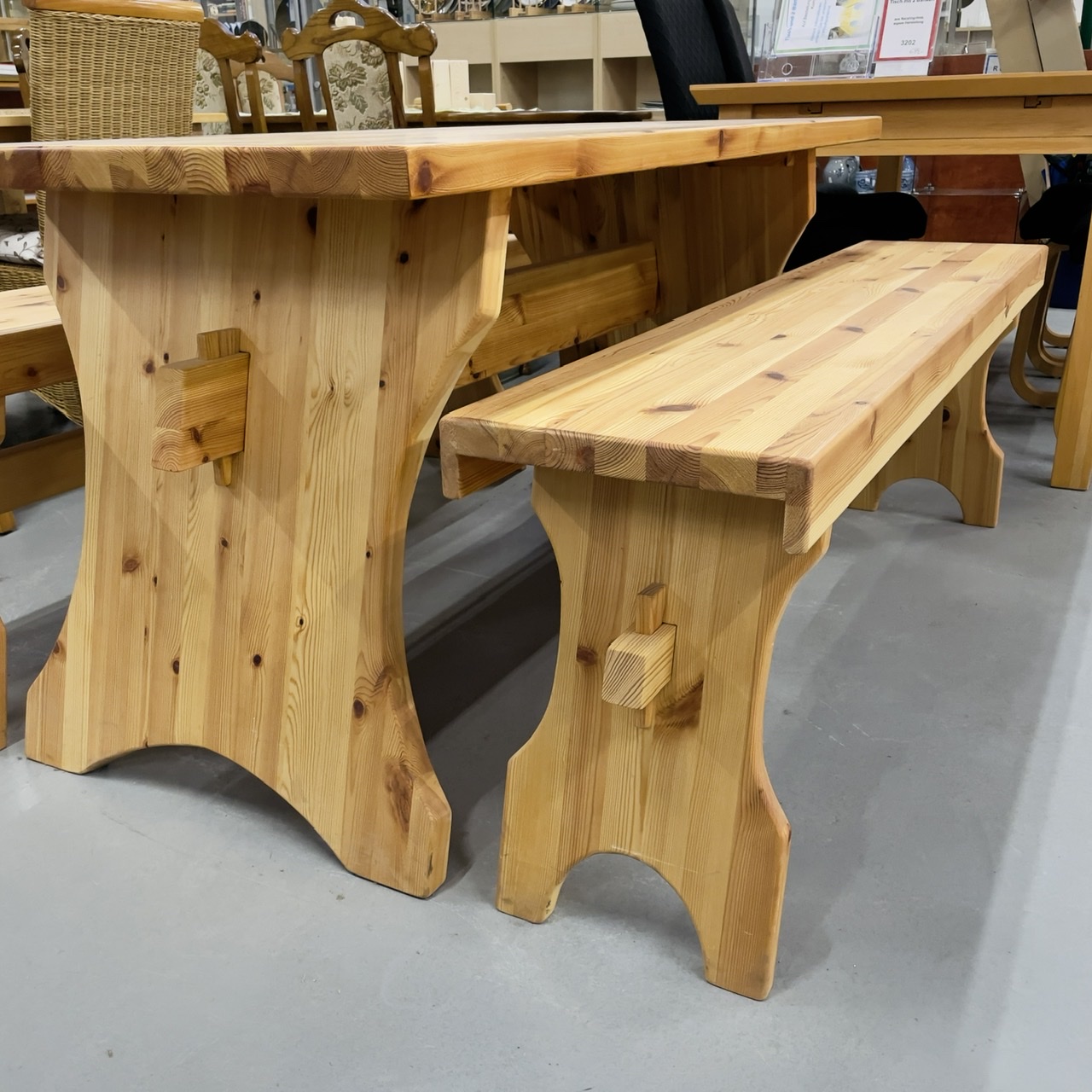 Tisch + 2 Holzbänke – eigene Herstellung auf Anfrage Tisch + 2 Holzbänke – eigene Herstellung auf Anfrage